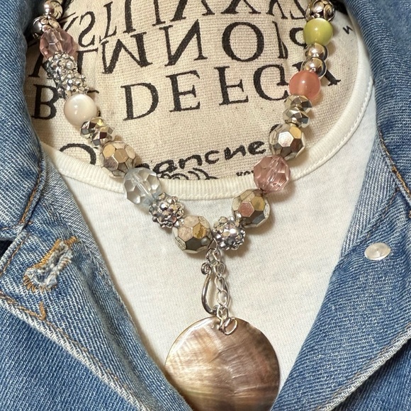 Elegant Multi-Color Beaded Necklace huge mother of pearl medallion - Picture 1 of 6
